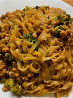 Una foto de NOODLES DE ARROZ CON POLLO Y VERDURAS🍜