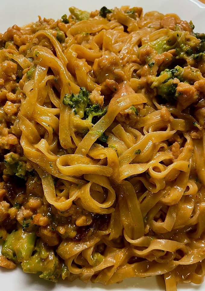 Una foto de NOODLES DE ARROZ CON POLLO Y VERDURAS🍜