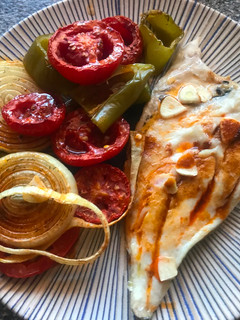 Una foto de Dorada a la espalda al horno con verduras