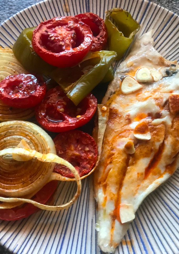 Una foto de Dorada a la espalda al horno con verduras