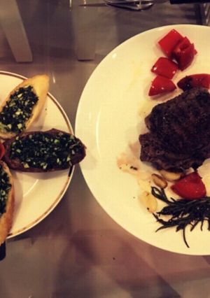 Hình của món Steak và bánh mì bơ tỏi siêu dễ.