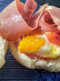 Sándwich de Pastrón con Morrón y Huevo