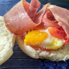 Una foto de Sándwich de Pastrón con Morrón y Huevo