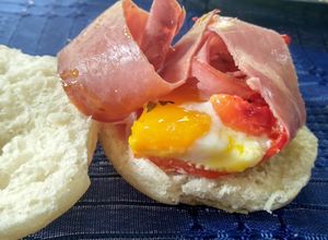 Una foto de Sándwich de Pastrón con Morrón y Huevo