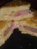 Tortilla de papa rellena de paty, jamón y queso