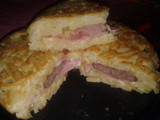 Tortilla de papa rellena de paty, jamón y queso