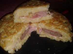 Una foto de Tortilla de papa rellena de paty, jamón y queso