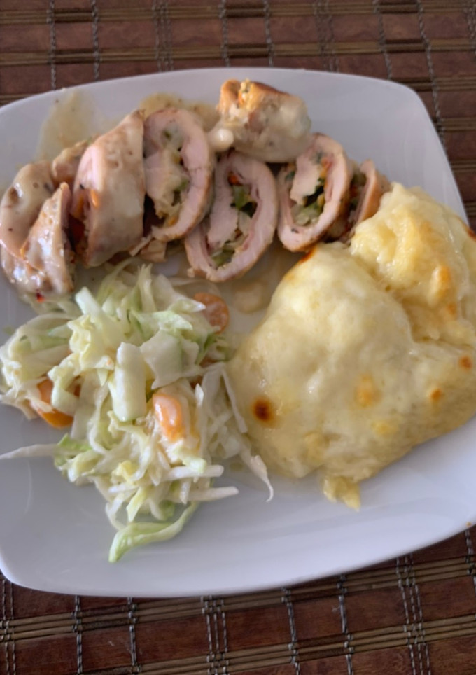 Una foto de Pechuga rellena gratinada puré de papa y ensaladita de frutas