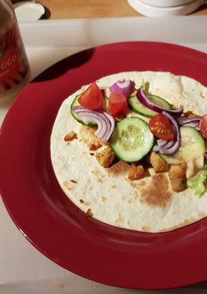 Zöldséges tortilla csirkemellkockákkal, és ráksaláta öntettel recept fotója