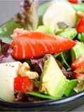 Ensalada de brotes, aguacate y fresas