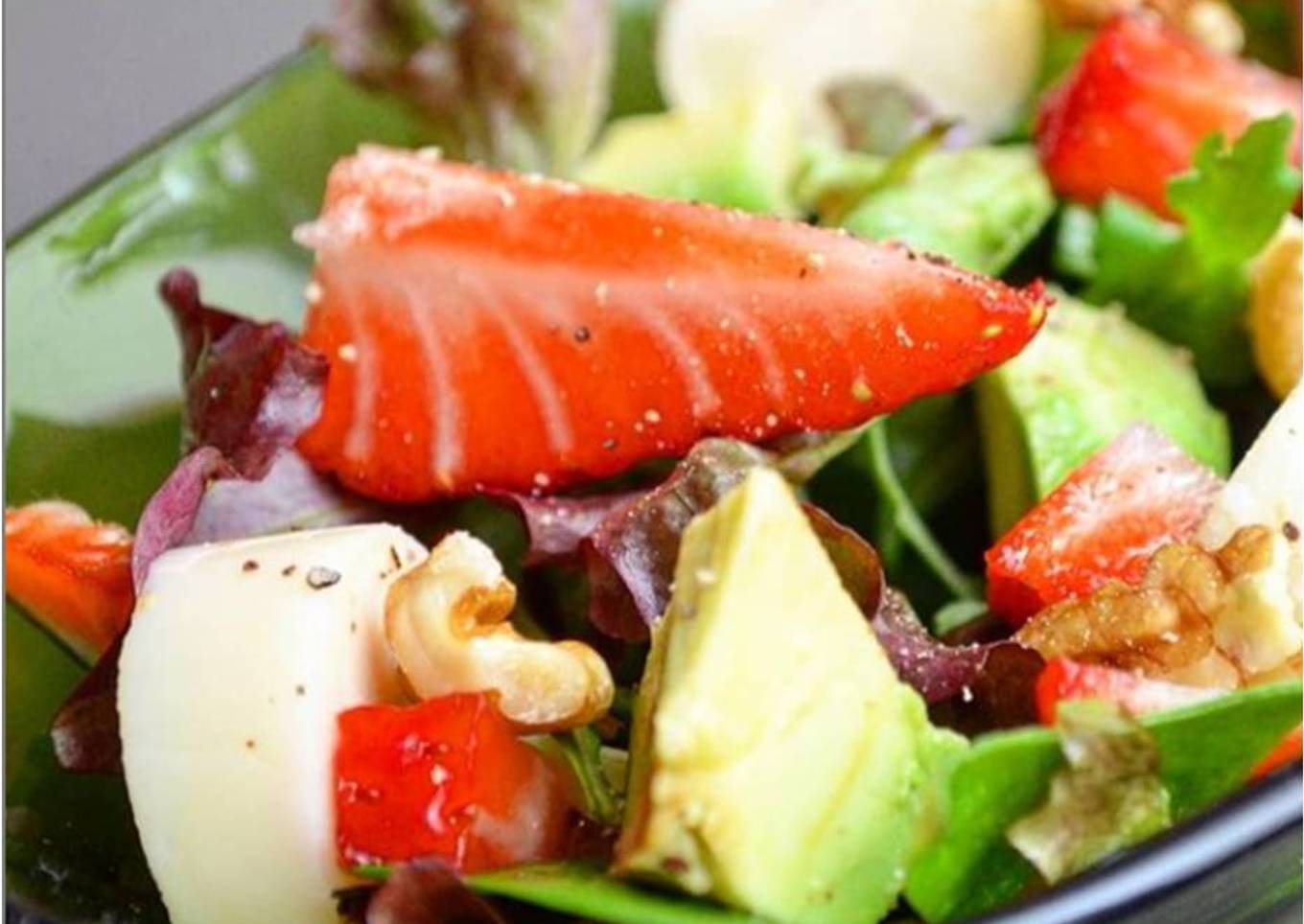 Ensalada de brotes, aguacate y fresas