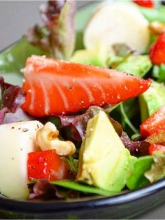 Una foto de Ensalada de brotes, aguacate y fresas
