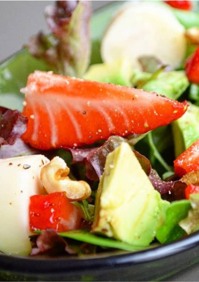 Una foto de Ensalada de brotes, aguacate y fresas