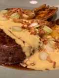 Steaks de ternera con salsa de yogur, mostaza y miel y patatas al horno con pimentón y ajo