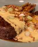 Steaks de ternera con salsa de yogur, mostaza y miel y patatas al horno con pimentón y ajo