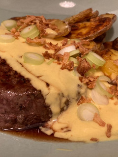Una foto de Steaks de ternera con salsa de yogur, mostaza y miel y patatas al horno con pimentón y ajo