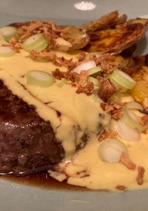 Una foto de Steaks de ternera con salsa de yogur, mostaza y miel y patatas al horno con pimentón y ajo
