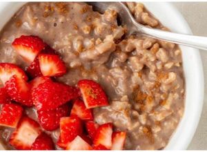 Una foto de Potaje de arroz integral y fruta