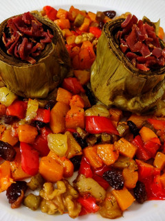 Una foto de Alcachofas rellenas de jamón con salteado de frutas, verduras y frutos secos