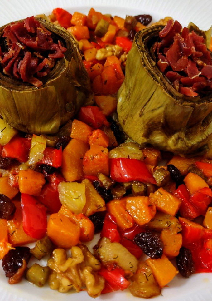 Una foto de Alcachofas rellenas de jamón con salteado de frutas, verduras y frutos secos