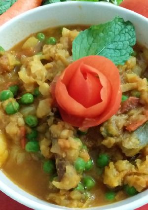 A picture of Cabbage curry with green peas nd potato.