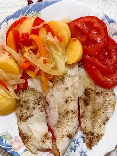 Una foto de Merluza al microondas con verduras y patatas