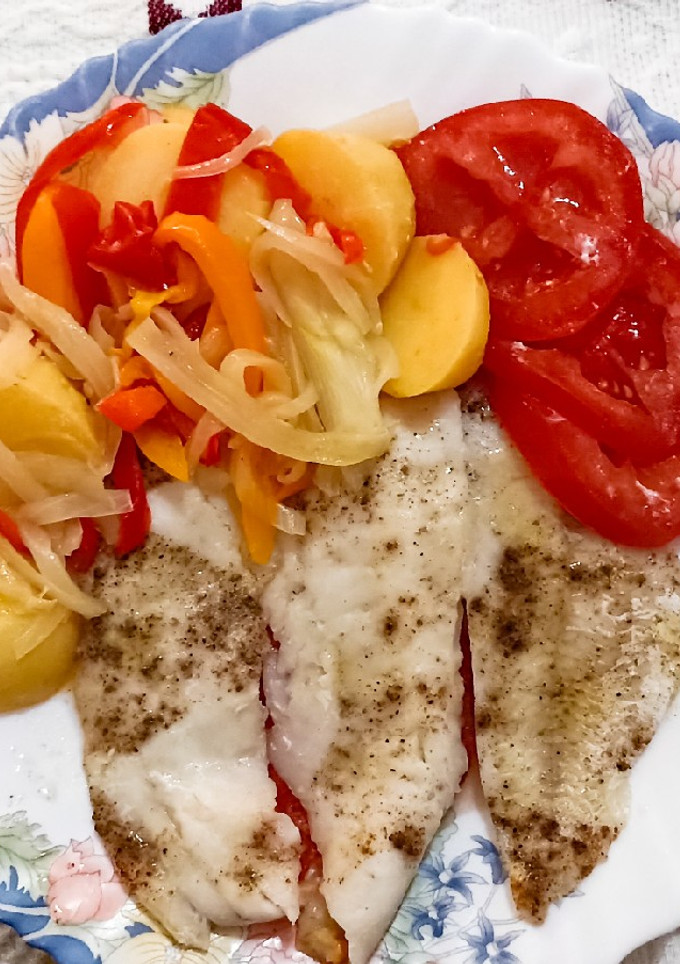 Una foto de Merluza al microondas con verduras y patatas