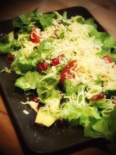 Una foto de Ensalada de aguacate y granada