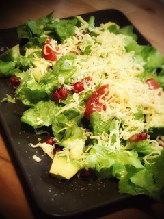 Una foto de Ensalada de aguacate y granada