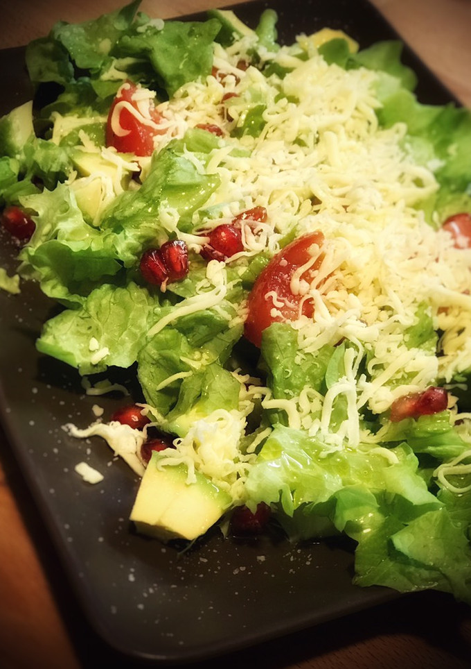 Una foto de Ensalada de aguacate y granada
