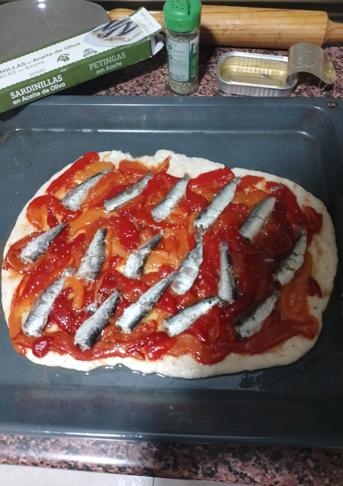 Una foto de Coca de pimientos asados