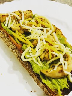 Una foto de Tosta de pollo y guacamole