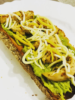 Una foto de Tosta de pollo y guacamole
