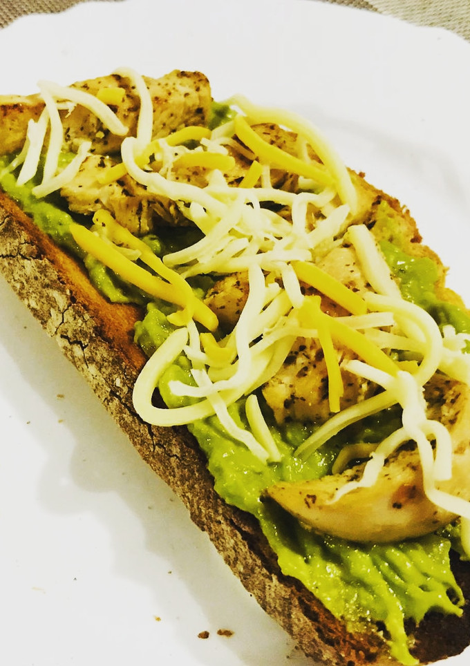 Una foto de Tosta de pollo y guacamole