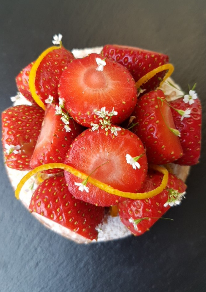 Una foto de Bizcocho esponjoso de fresas y naranjas