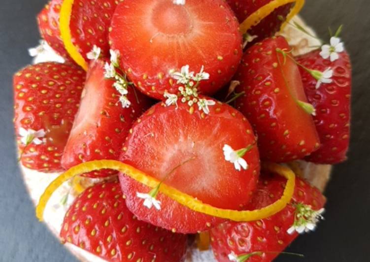 Bizcocho esponjoso de fresas y naranjas