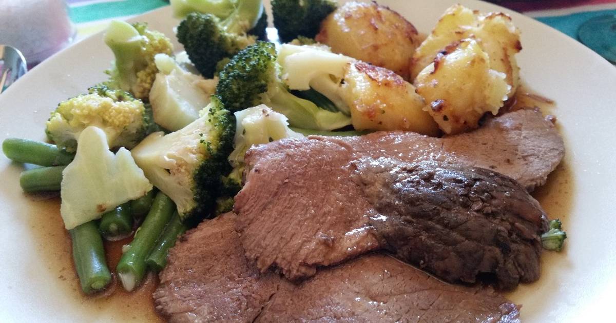Roast beef with steamed veg and roast potatoes Recipe by Becky Cookpad