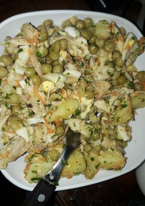 Una foto de Ensalada de pollo y papa