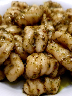 Una foto de Ñoquis al pesto