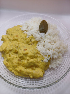 Una foto de Pollo al curry con arroz basmatic