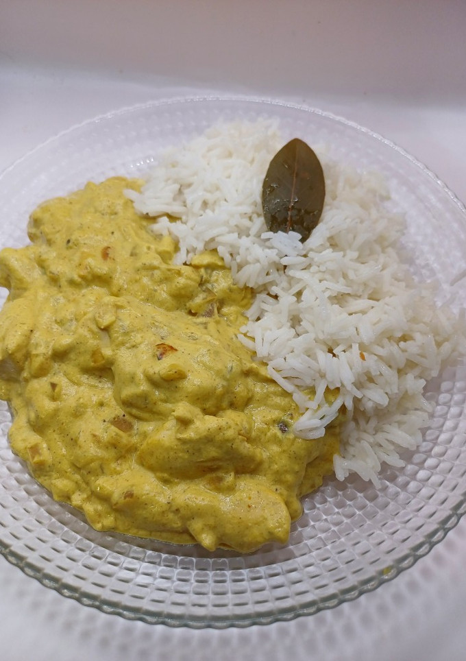 Una foto de Pollo al curry con arroz basmatic