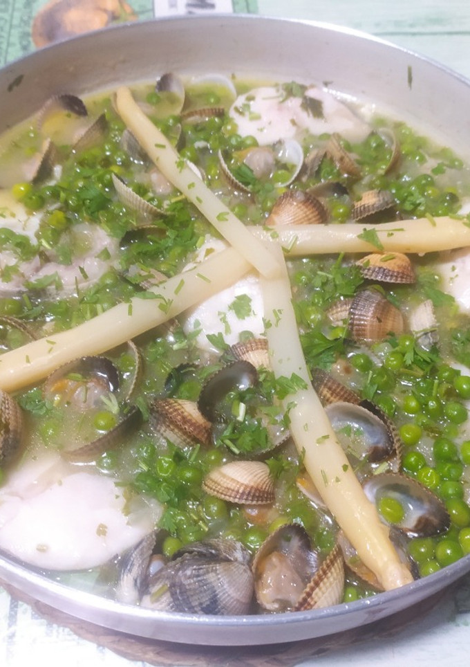 Una foto de Merluza en salsa verde con berberechos