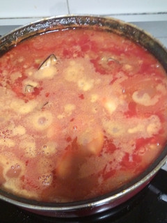 Una foto de Mejillones con tomate y trigueros