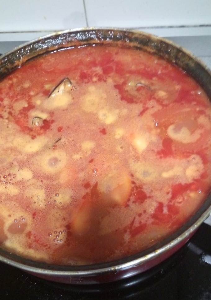 Una foto de Mejillones con tomate y trigueros