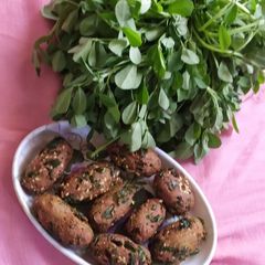 A picture of Methi leaves fried Muthiya.