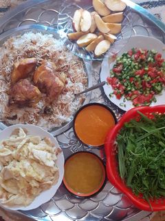 صورة لوصفة رز بالحشوه ودجاج ومقبلاته