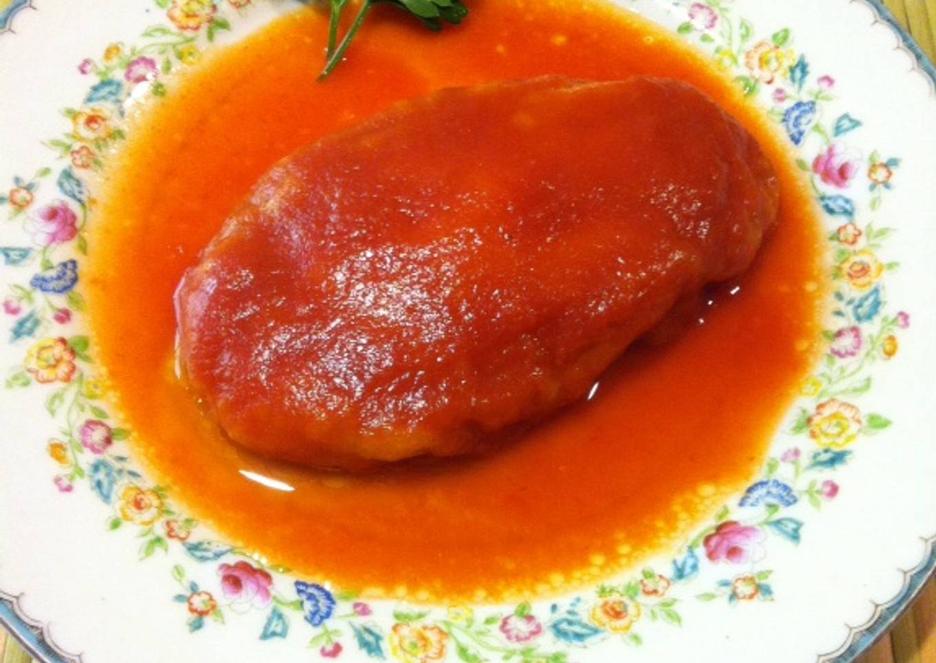 Tortas de nopales en caldillo de jitomate