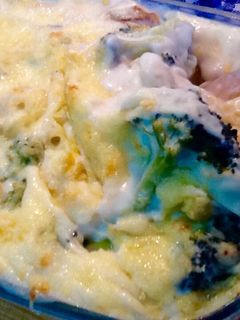 Una foto de Pastel de macarrones y brócoli gratinado con queso emmental