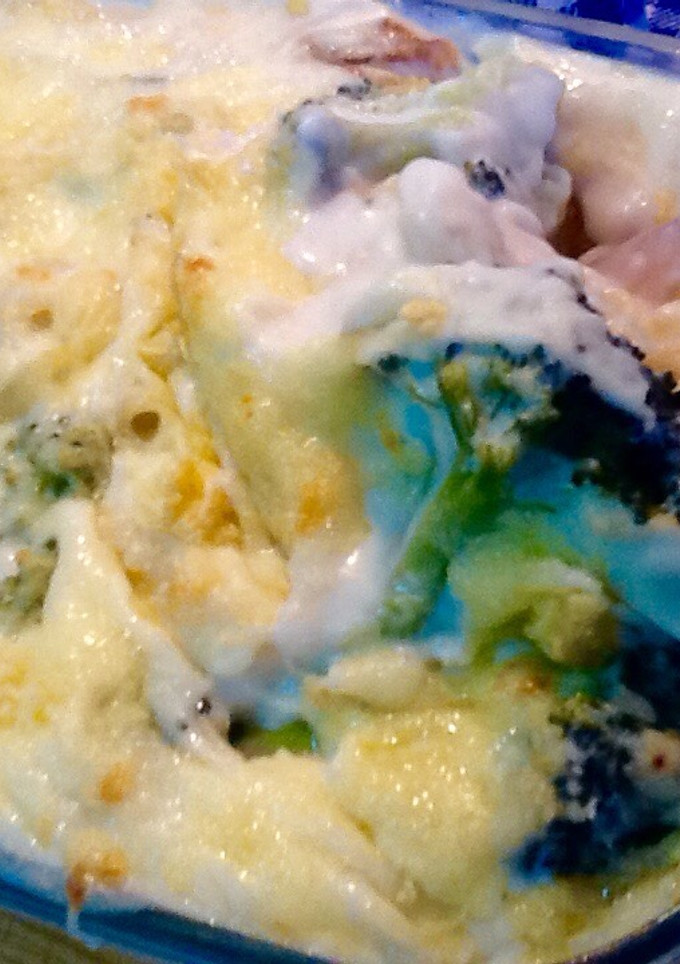 Una foto de Pastel de macarrones y brócoli gratinado con queso emmental