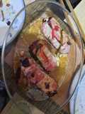 Pavo relleno envuelto en tocino